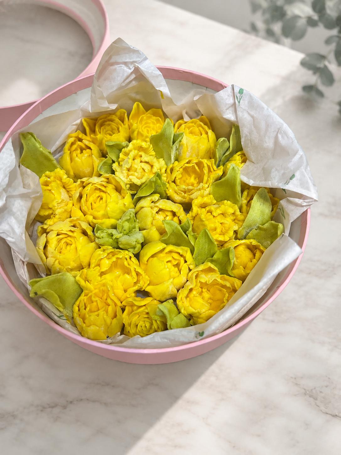 Sunlit Peony Round Box cutie rotundă cu peonii galbene din bezea